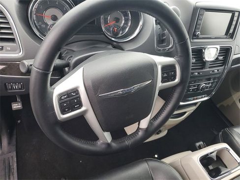 Used 2016 Chrysler Town & Country Touring-L w/ Driver Convenience Group image 17