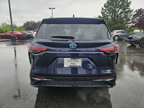 Used 2022 Toyota Sienna XSE FWD image 6