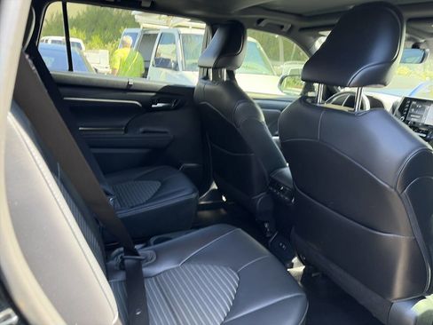 Used 2021 Toyota Highlander XSE AWD/4WD image 6