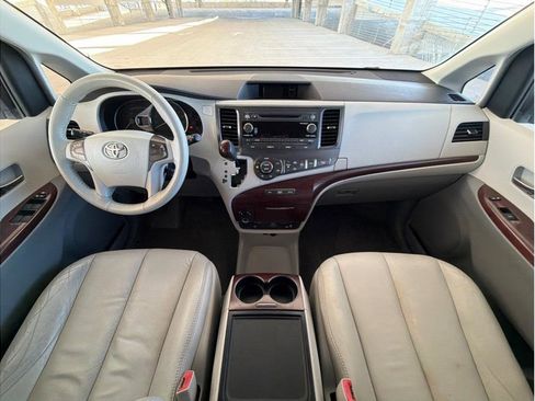Used 2012 Toyota Sienna XLE w/ Entertainment Pkg image 16