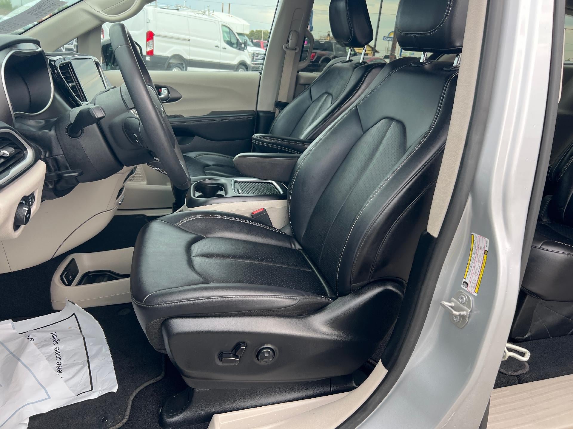 Used 2024 Chrysler Pacifica Touring-L FWD image 13