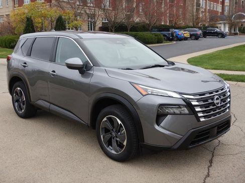 Used 2024 Nissan Rogue SV image 3