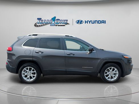 Used 2017 Jeep Cherokee Latitude w/ Comfort & Sound Group FWD image 9