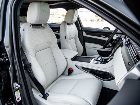 New 2025 Jaguar F-PACE R-Dynamic S image 25