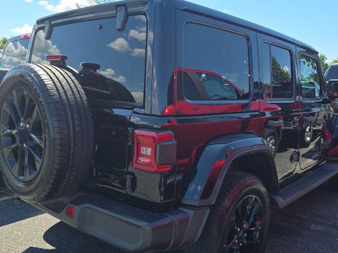 Used 2025 Jeep Wrangler Unlimited Sahara AWD/4WD image 4