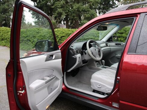 Used 2010 Subaru Forester 2.5X Premium w/ Popular Equipment Group 5B image 5