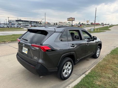 Used 2021 Toyota RAV4 XLE w/ Convenience Package image 5