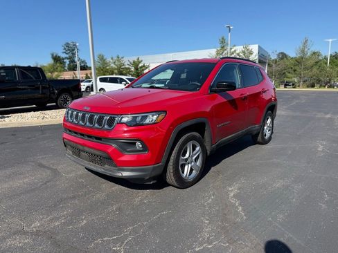Used 2024 Jeep Compass Latitude AWD/4WD image 7