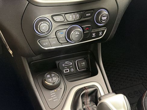 Used 2016 Jeep Cherokee Trailhawk w/ Cold Weather Group AWD/4WD image 18