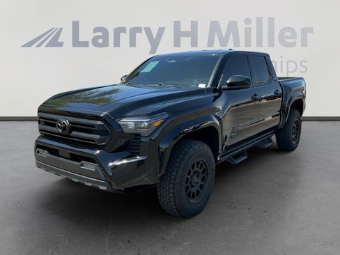 Used 2025 Toyota Tacoma SR5 image 1