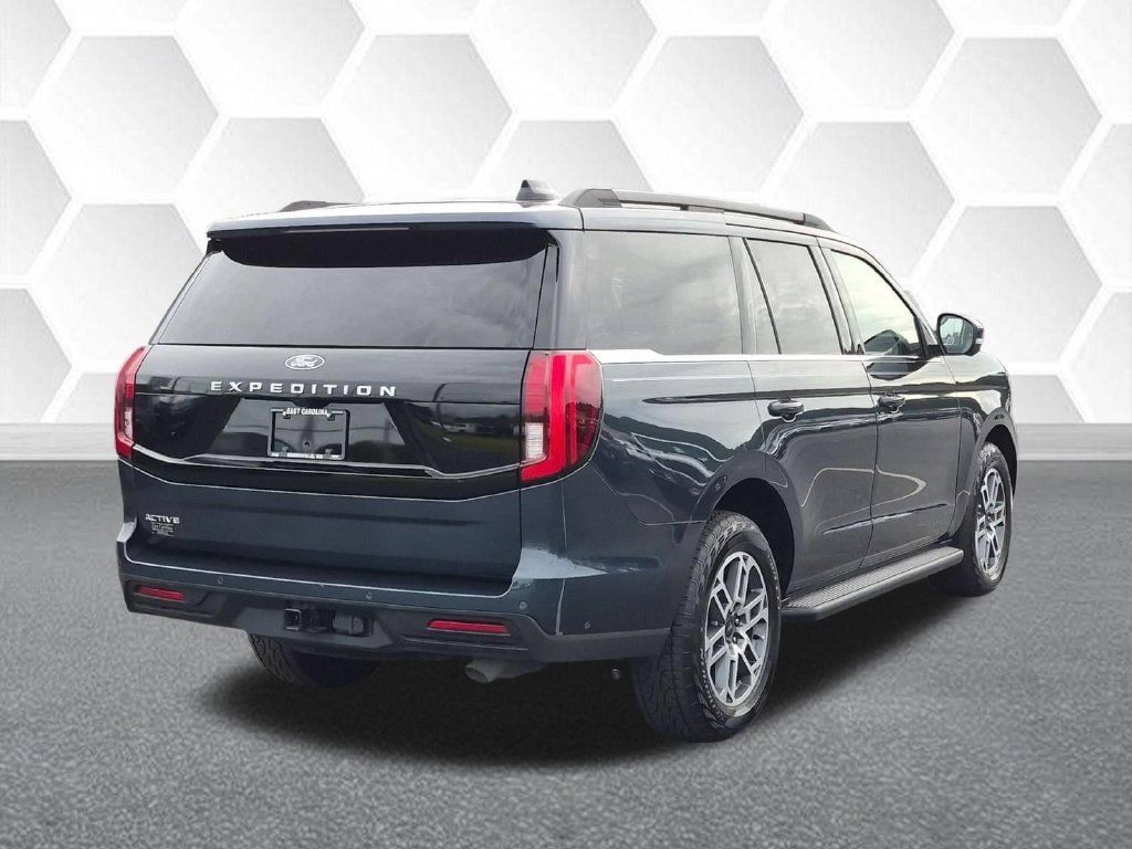 Used 2025 Ford Expedition Active AWD/4WD image 3