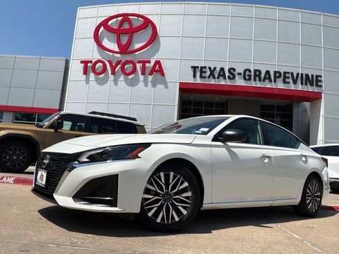 Used 2025 Nissan Altima 2.5 SV FWD image 2