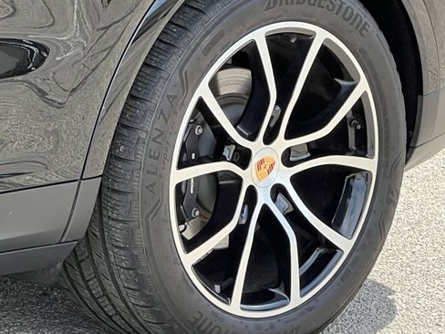 Certified 2025 Porsche Cayenne AWD/4WD image 12
