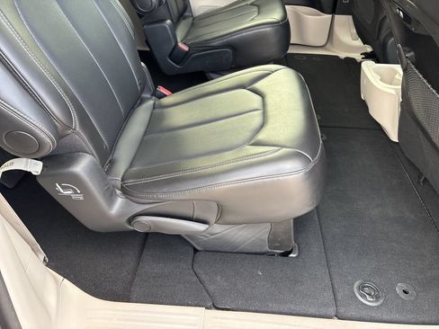 Used 2024 Chrysler Pacifica Touring-L FWD image 21