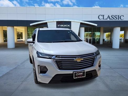 Used 2023 Chevrolet Traverse Premier FWD image 2
