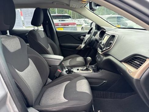 Used 2017 Jeep Cherokee Sport AWD/4WD image 9