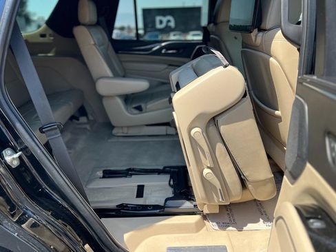 Used 2021 Cadillac Escalade Premium Luxury AWD/4WD image 31