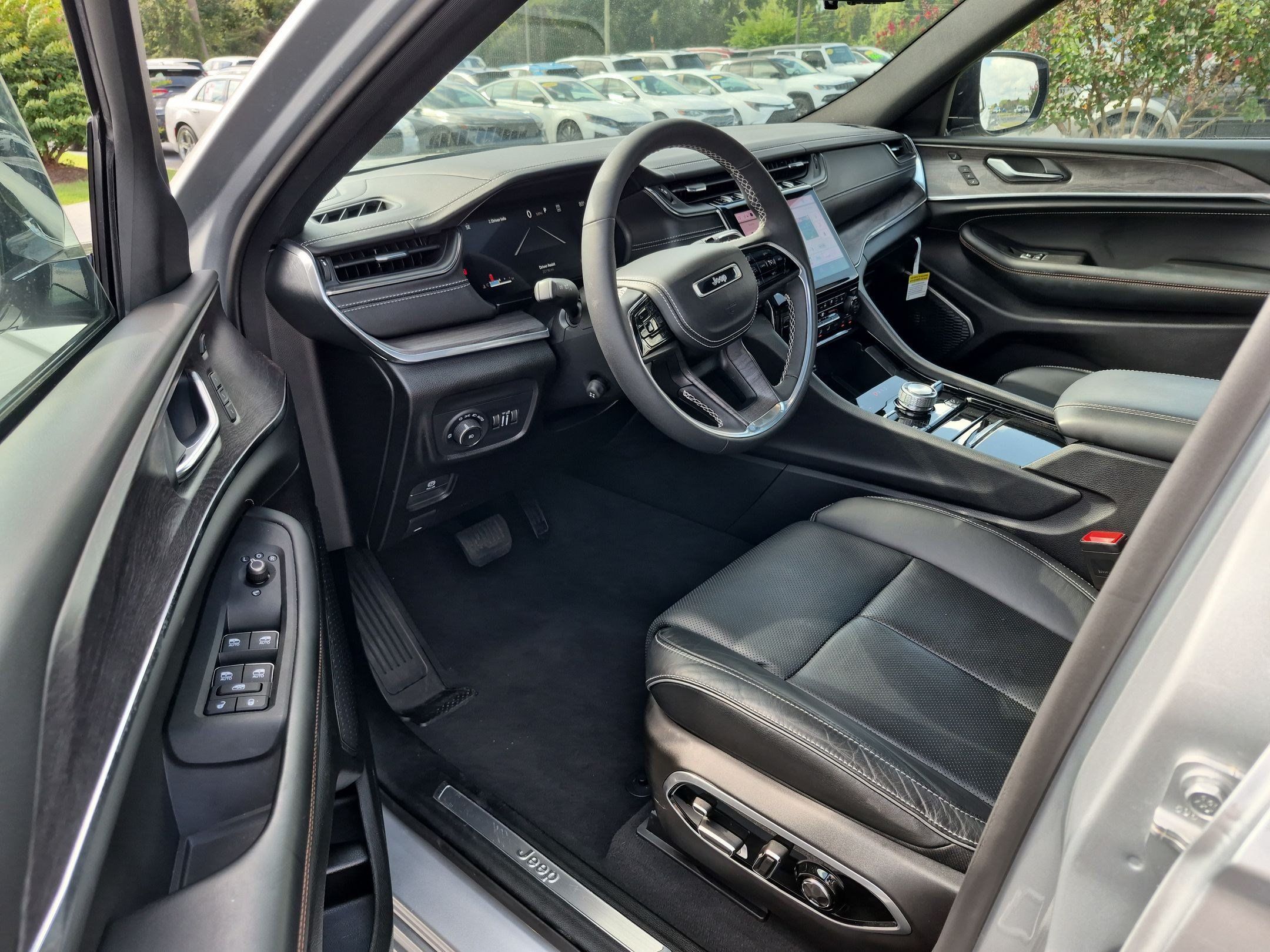 Used 2025 Jeep Grand Cherokee L Overland w/ Luxury Tech Group IV AWD/4WD image 11
