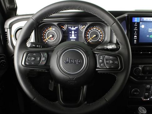 Used 2025 Jeep Gladiator Sport AWD/4WD image 9