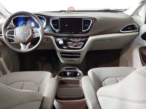 Used 2021 Chrysler Pacifica Touring w/ Uconnect Theater Family Group FWD image 12