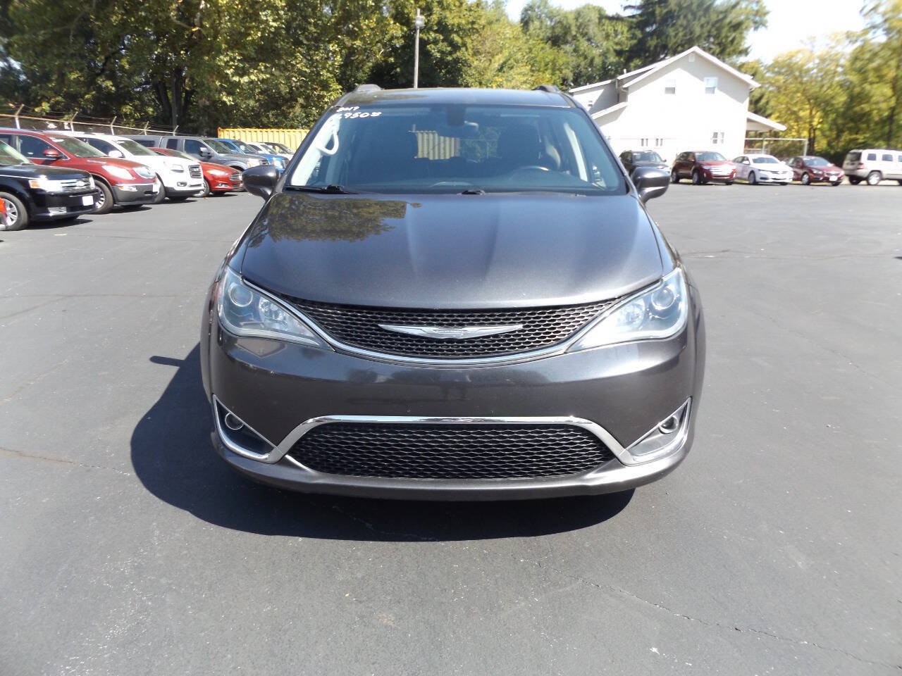 Used 2017 Chrysler Pacifica Touring-L FWD image 2