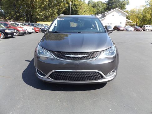 Used 2017 Chrysler Pacifica Touring-L FWD image 2