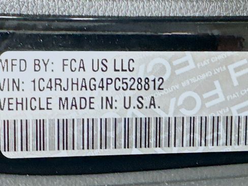 Used 2023 Jeep Grand Cherokee Laredo AWD/4WD image 12