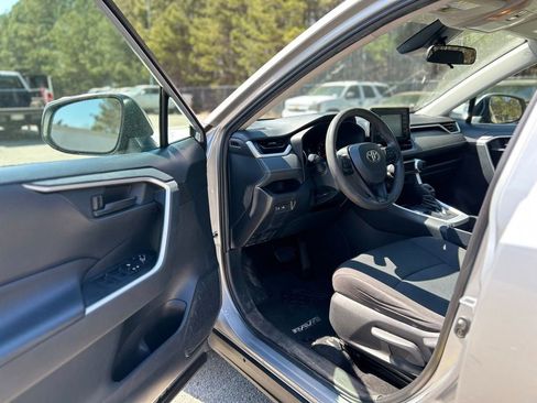 Used 2019 Toyota RAV4 LE image 7