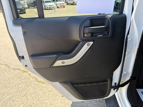 Used 2017 Jeep Wrangler Unlimited Sahara w/ Connectivity Group AWD/4WD image 13