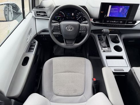 Used 2025 Toyota Sienna LE FWD image 14
