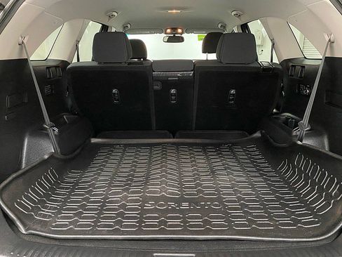 Used 2018 Kia Sorento FWD V6 w/ LX V6 Convenience Package image 12