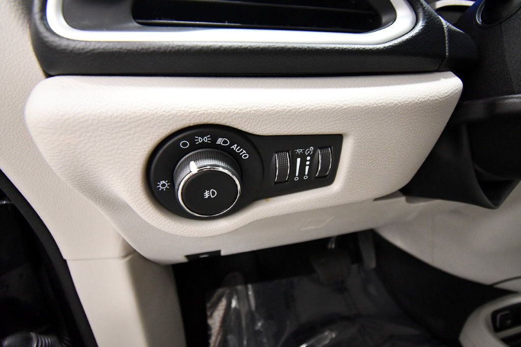 Used 2021 Chrysler Pacifica Touring-L FWD image 19