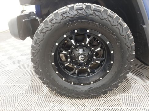 Used 2018 Jeep Wrangler Unlimited Sahara w/ Cold Weather Group AWD/4WD image 5