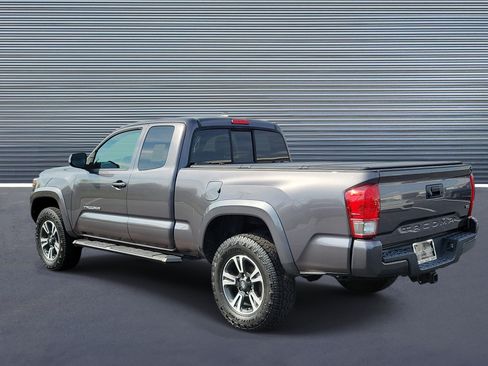 Used 2017 Toyota Tacoma TRD Sport w/ Tow Package RWD image 4