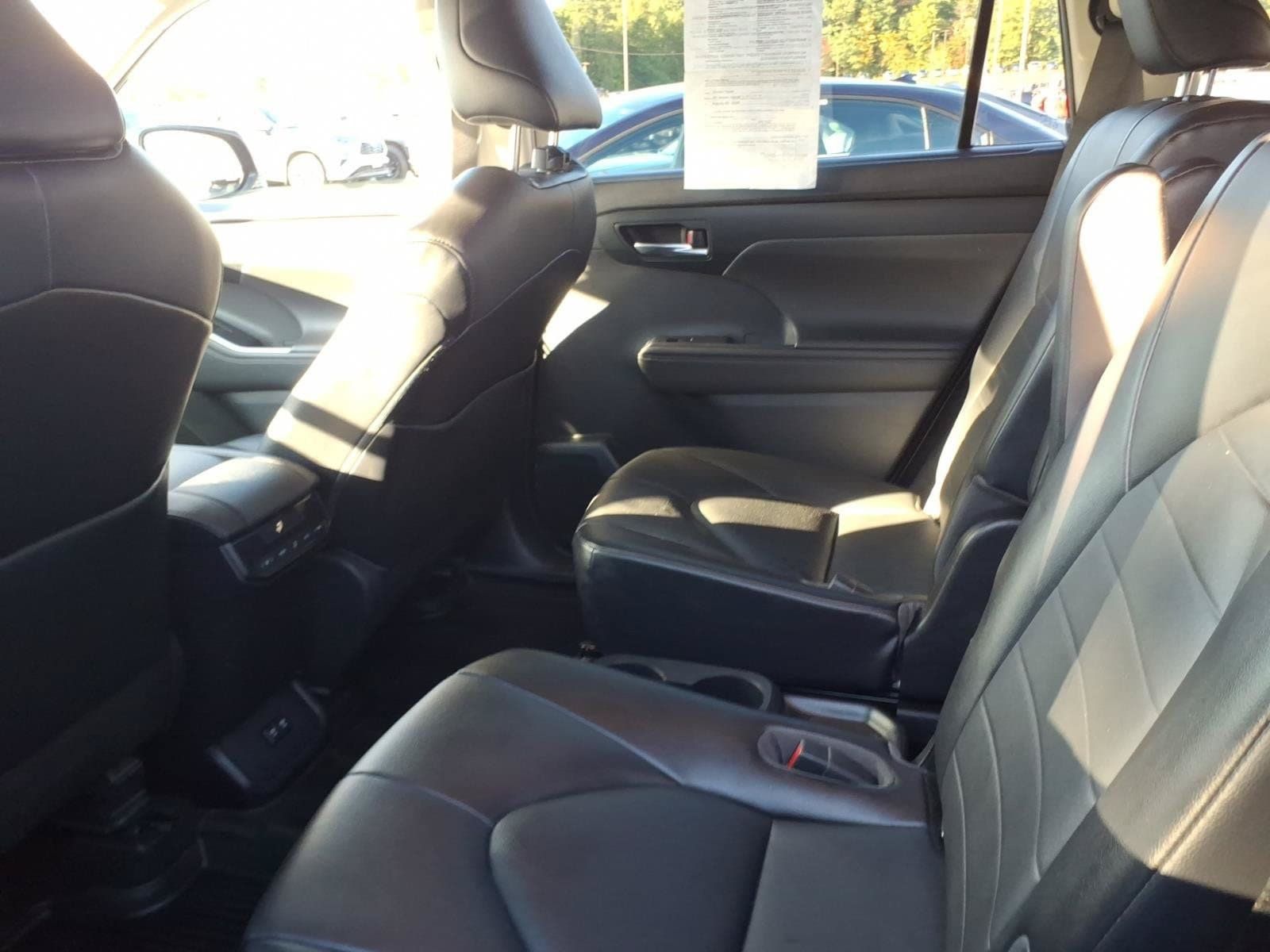 Used 2021 Toyota Highlander XLE AWD/4WD image 8