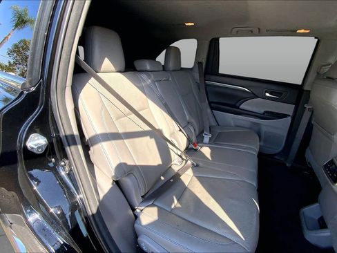 Used 2018 Toyota Highlander Limited FWD image 18