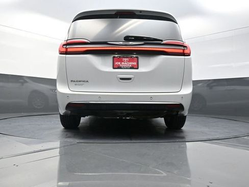 Used 2023 Chrysler Pacifica Touring-L FWD image 30