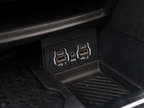 Used 2025 Chrysler Pacifica Limited image 28