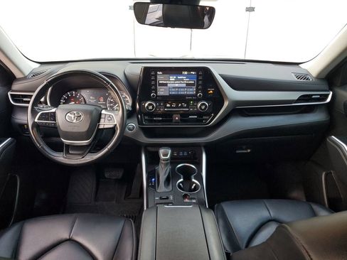 Used 2022 Toyota Highlander XLE AWD/4WD image 11
