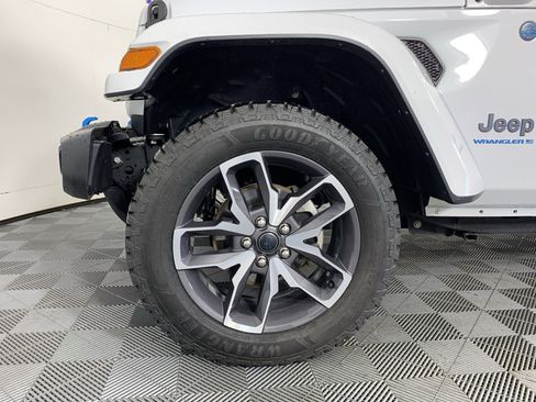 Used 2024 Jeep Wrangler Unlimited w/ Convenience Group AWD/4WD image 11