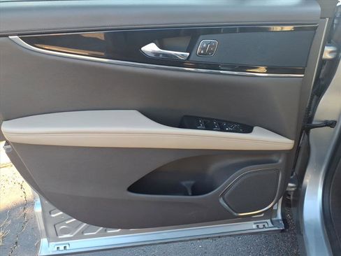 Used 2022 Lincoln Nautilus Reserve image 12