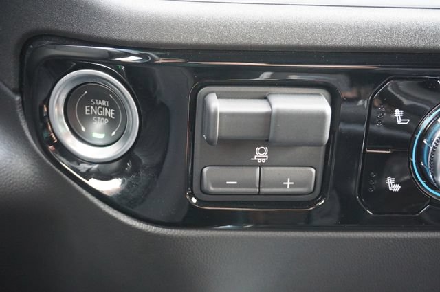 Used 2025 GMC Sierra 1500 Elevation w/ LPO, Elevation Black Package AWD/4WD image 9