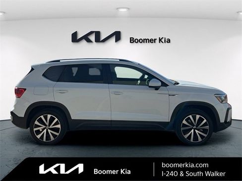 Used 2024 Volkswagen Taos SE image 4