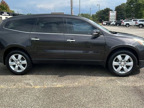 Used 2016 Chevrolet Traverse LT w/ Style and Technology Package image 4
