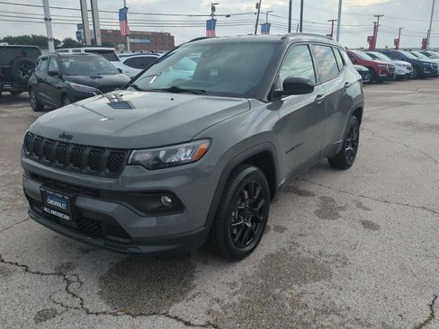 Used 2023 Jeep Compass Latitude w/ Convenience Group AWD/4WD image 4