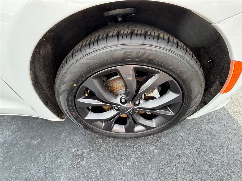 Used 2020 Chrysler Pacifica Limited w/ S Appearance Package FWD image 30