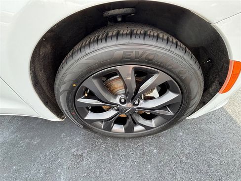 Used 2020 Chrysler Pacifica Limited w/ S Appearance Package FWD image 30