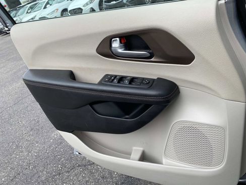 Used 2019 Chrysler Pacifica Touring-L FWD image 20