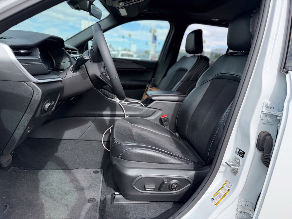 Used 2025 Jeep Grand Cherokee Altitude RWD image 5