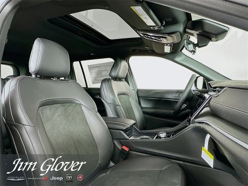 New 2025 Jeep Grand Cherokee Laredo image 17